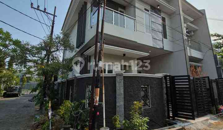 RUMAH BARU GRESS 2 LANTAI MINIMALIS TAMAN SUTOREJO TIMUR 1 M an RUMAH BARU GRESS 2 LANTAI MINIMALIS TAMAN SUTOREJO TIMUR 1 M an