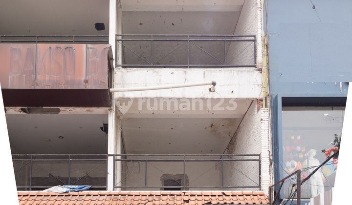 For Rent: Old Building Shop House Needs Renovation, Unfurnished, Flood-Free on Jl. Kemang Raya, Bangka, Mampang Prapatan For Rent: Old Building Shop House Needs Renovation, Unfurnished, Flood-Free on Jl. Kemang Raya, Bangka, Mampang Prapatan