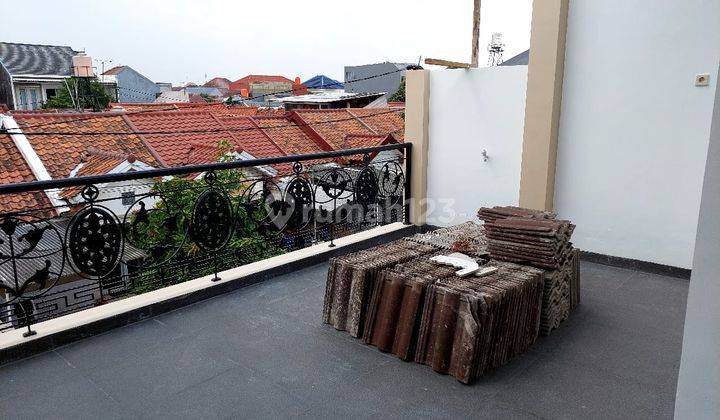 Rumah 2 Lantai Bagus Unfurnished SHM di Bulevar , Bekasi B0027 2