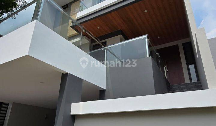 Rumah Bagus 3 Lantai Siap Huni di The Green BSD Tangerang 1