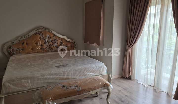 Rumah Ditengah Kawasan Jakarta Pusat dengan Bangunan Yg Kokoh Berlantaikan Marmer Melambankan Kemegahan Siap untuk Dimiliki