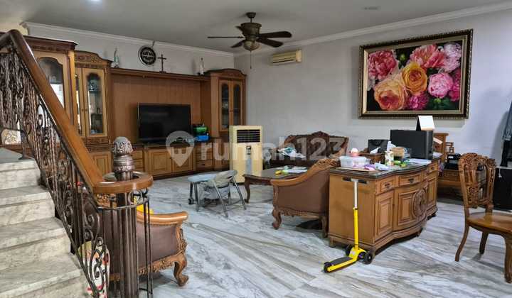 Rumah Ditengah Kawasan Jakarta Pusat dengan Bangunan Yg Kokoh Berlantaikan Marmer Melambankan Kemegahan Siap untuk Dimiliki 2