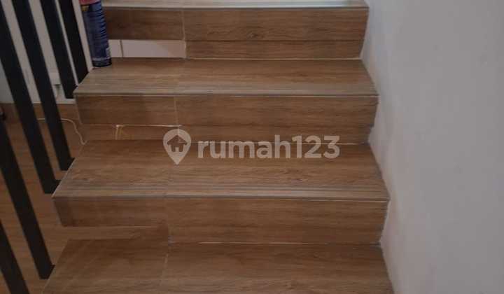 For rent: house in Cendana Peak, tidy and ready to occupy. Strategic location near Jakarta Merak toll exit. 2