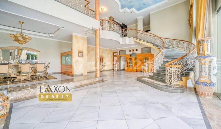 Dijual rumah mewah ada kolam renang di setraduta  2