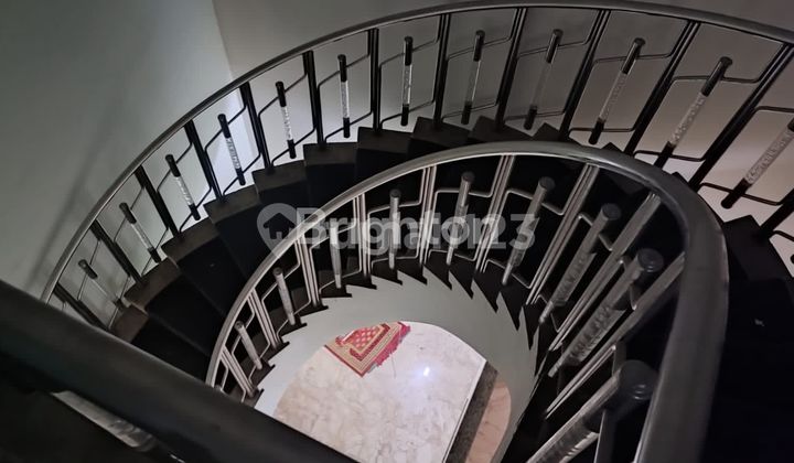 Gedung ( Bekas klinik ) di Raya Kertajaya , Surabaya Timur Gedung ( Bekas klinik ) di Raya Kertajaya , Surabaya Timur