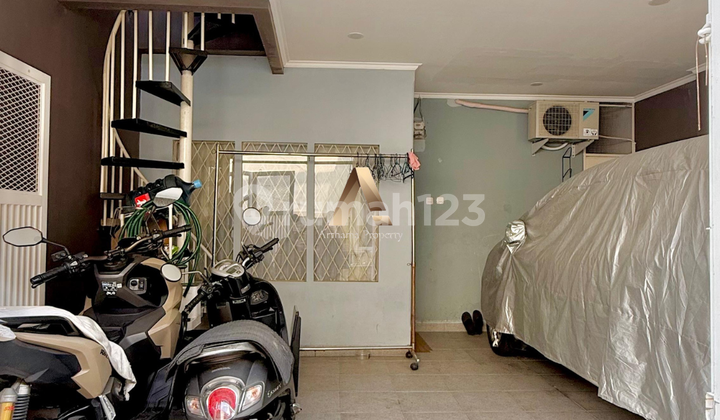 Dijual Rumah Terenovasi Tengah Kota. Akses Mobil 2