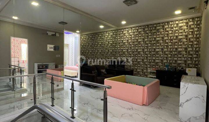 Rumah Cantik 2 Lantai Furnished di Darmo Hill Surabaya Barat, Surabaya 2