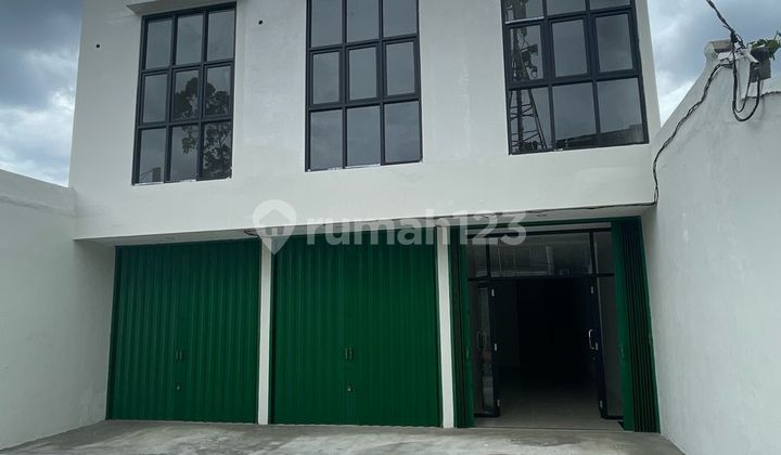 For Rent: 2-Storey Shop House (Rightmost Unit)  
2 Bathrooms, Jet Pump Water, 2200 Electricity, Carport for 2 Cars.  
W x L = 15 x 3  
Total Area 2 Floors = 90 m² (Excluding Carport)  
Strategic Location on Jalan Kemanggisan Raya, Kemanggisan, West Jakarta 2