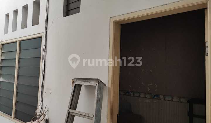Disewakan Rumah Tanjung Duren Ukuran: 7X11 M2bangunan 2,5 Lantai Tampak Dari Dalam ke Teras Ruang Tamu. Tinggi Dari Jalan Kurang Lebih 90Cmharga Sewa 65Juta Setahun. Nanti Ada Yg Bocor Diperbaiki Dulu Dinding Dalam Cat Ulangkondisi Dapur, Kamar dan Kamar  2