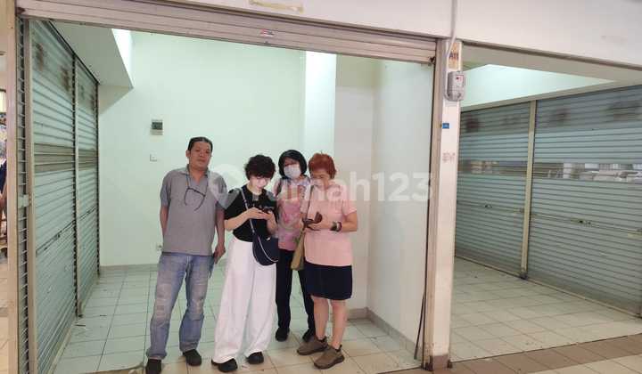 Disewakan Kios Luas 8,81m2. Luasnya Sama Antara Kiri Dan Kanan.dapat 3 Posisi Rolling Door. Lihat Di Foto.harga Sewa Rp85jt/tahun Per Kios (nett). Harga Sewa 2 Tahun Rp 160 Jt/tahun Nett Per Kios.harga Sewa Masih Sama Dengan Penyewa Sebelumnya. Lokasi San