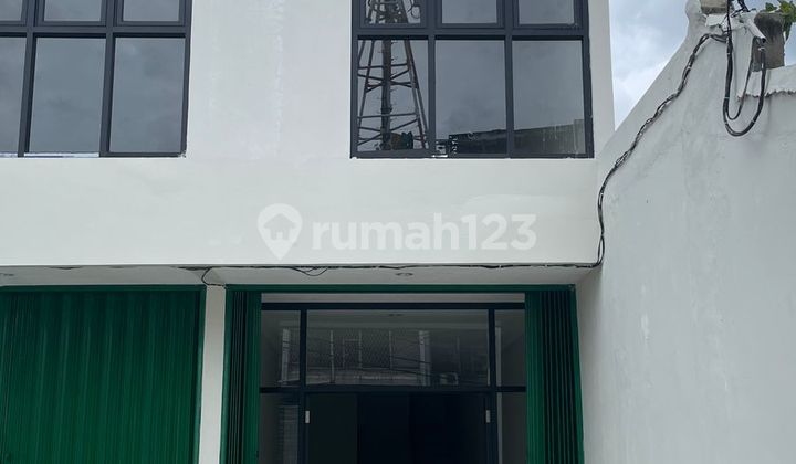 For Rent: 2-Storey Shop House (Rightmost Unit)  
2 Bathrooms, Jet Pump Water, 2200 Electricity, Carport for 2 Cars.  
W x L = 15 x 3  
Total Area 2 Floors = 90 m² (Excluding Carport)  
Strategic Location on Jalan Kemanggisan Raya, Kemanggisan, West Jakarta