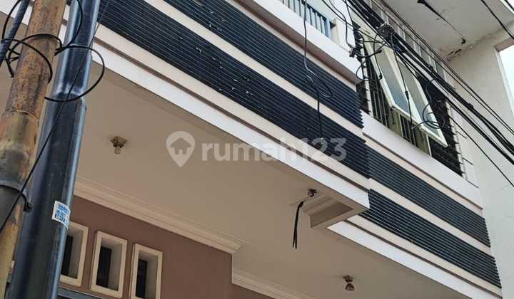 For Rent House Tanjung Duren Size: 7X11 M2 building 2.5 floors visible from inside to terrace living room. Height from road approximately 90cm rental price 65 million per year. Any leaks will be repaired first interior walls repainted condition kitchen, bedroom and bedroom For Rent House Tanjung Duren Size: 7X11 M2 building 2.5 floors visible from inside to terrace living room. Height from road approximately 90cm rental price 65 million per year. Any leaks will be repaired first interior walls repainted condition kitchen, bedroom and bedroom