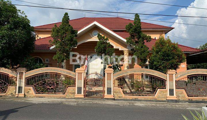 RUMAH MEWAH TENGAH KOTA DESAIN KLASIK MODERN 2