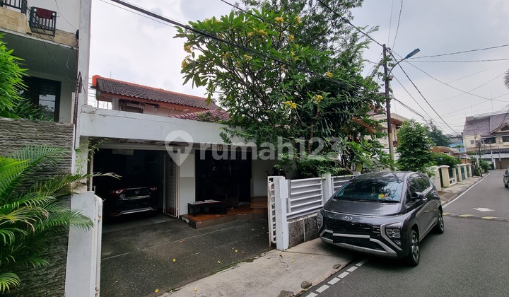 Rumah 2 lantai, bebas banjir, lokasi strategis di Jakarta Selatan.