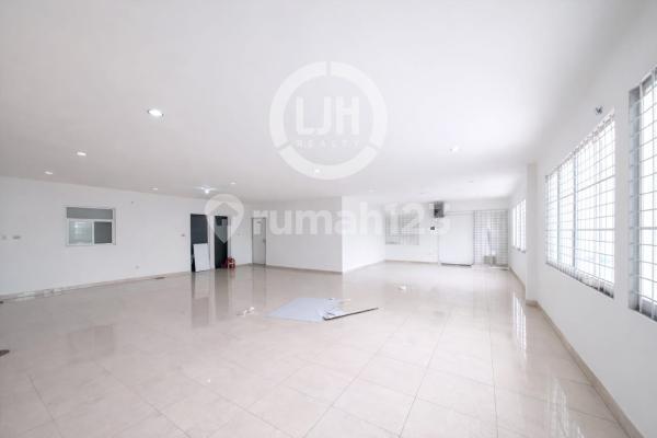 For Rent: Adjacent Shophouse with Spacious Area in Galaxy Bekasi 2