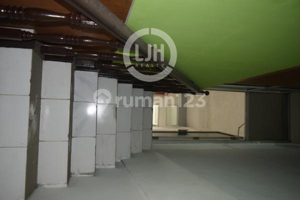 For Rent: 4-Story Shophouse on the Side of Kalimalang Main Road in Jaka Sampurna, Bekasi 2