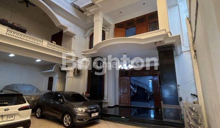 RUMAH MEWAH 3 lantai depan jl raya biliton, gubeng sby 2