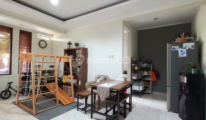 Rumah 2 Lantai Bagus Semi Furnished SHM di Rumah Dekat Stasiun, Tangerang 2