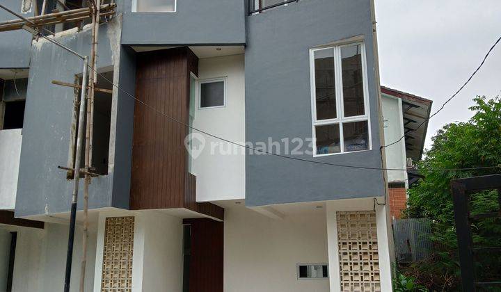 Dijual Rumah Mewah 3 Lantai Dekat Stasiun MRT Lebak Bulus 1