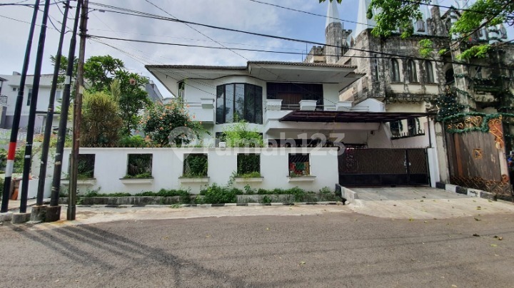 Disewakan Rumah Bagus Di Kayu Putih , Luas Dan Lebar , 2 Lantai , Jalan 2 Mobil