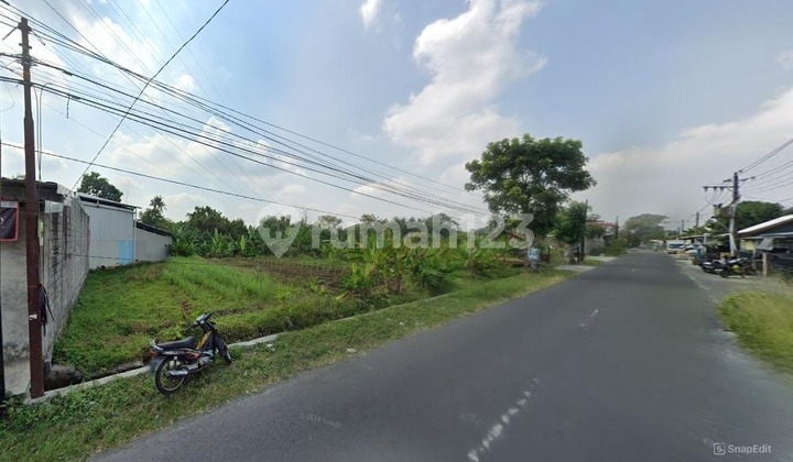 Land for sale along Jl Jambon - Trihanggo, suitable for residential or guesthouse use.