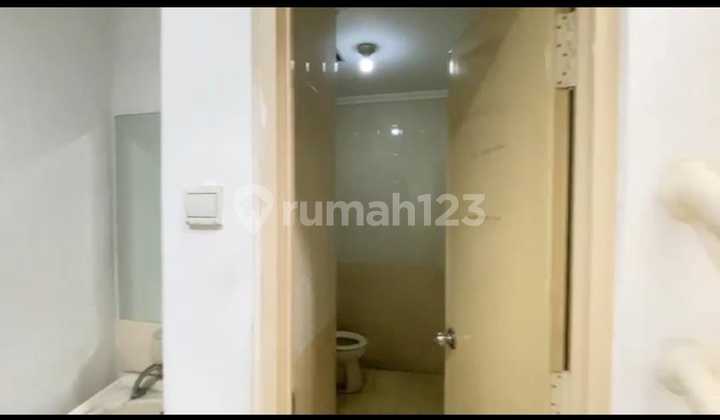 Strategic 3-Story Rendeng Shop House on Surya Sumantri Street, Bandung 2