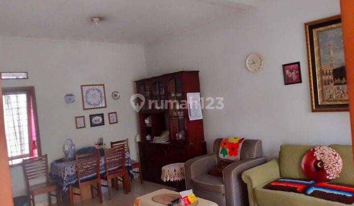 ruang keluarga rumah bagus 1.5 lantai siap