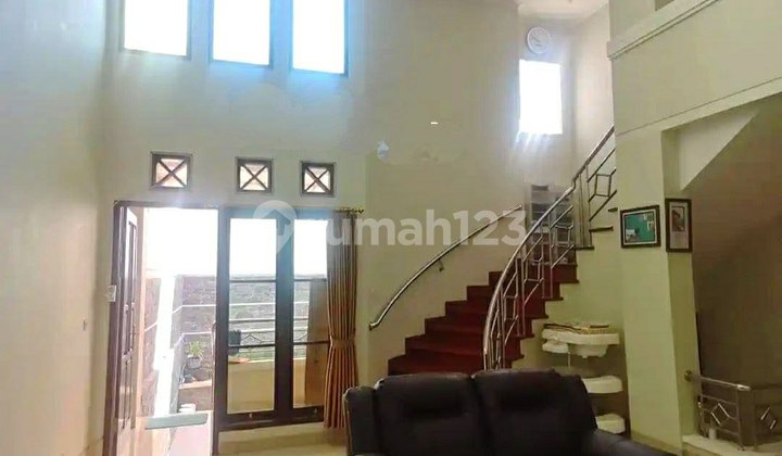 ruang keluarga rumah modern 3 lantai siap