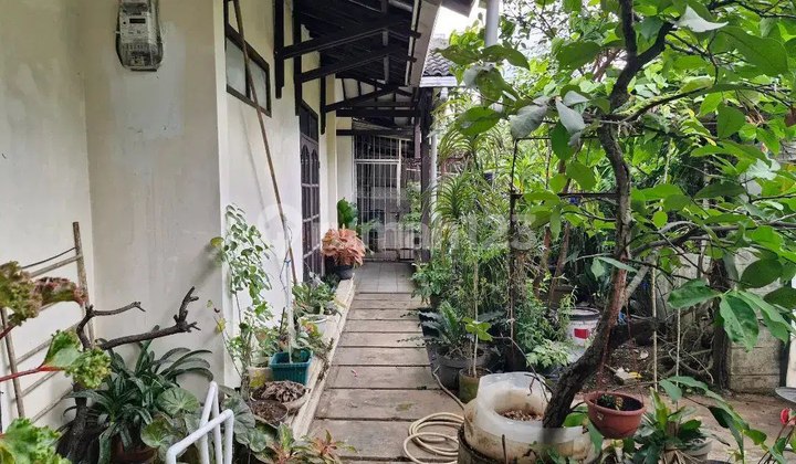 Rumah Lama Terawat Siap Huni di Buah Batu Dekat Bkr 2