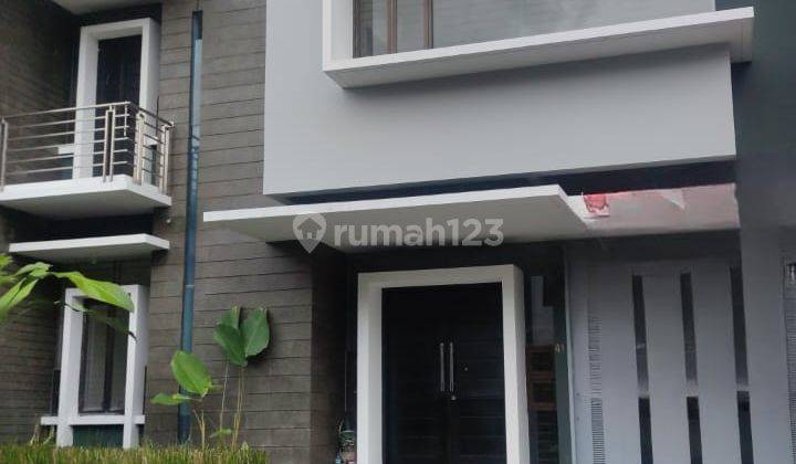 Rumah Harga Murah 2 Lantai Minimalis Singgasana Pradana, Bandung 1