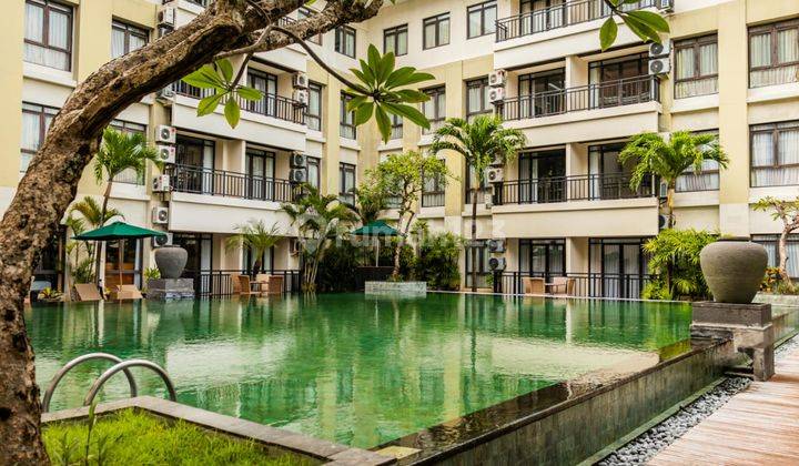kolam renang apartemen 2 br furnished di