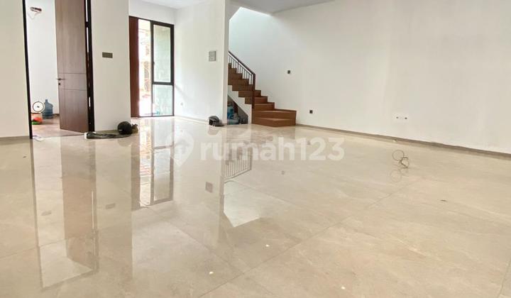 Rumah baru modern minimalis 2 lantai di Singgasana Pradana Rumah baru modern minimalis 2 lantai di Singgasana Pradana