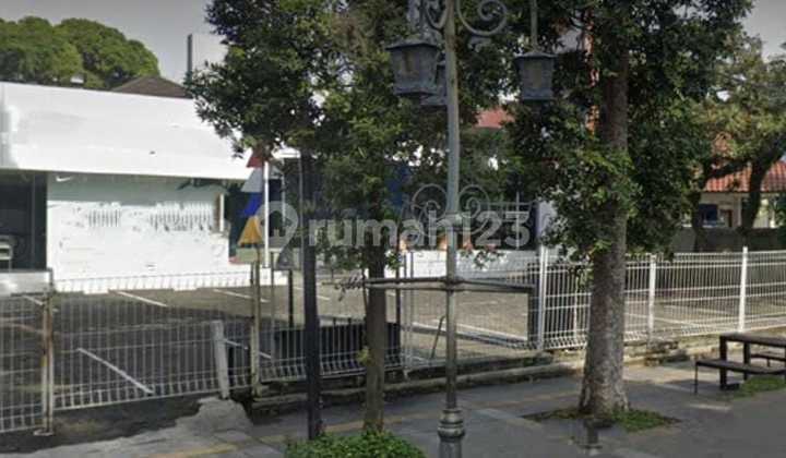 Commercial space with a prime main road position on Dago Street is extremely rare.