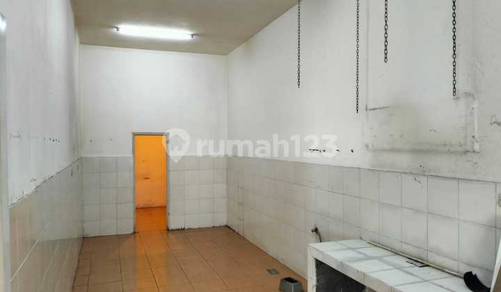 Ruang Usaha Ramai Lokasi Mainroad di Surya Sumantri, Bandung