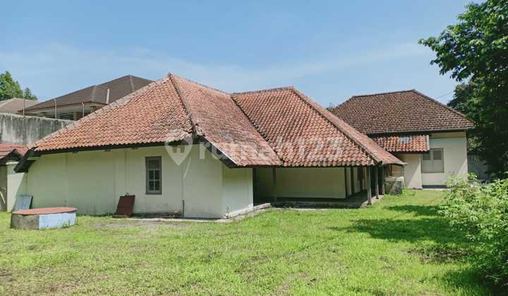Rumah lama cocok untuk resto, cafe lokasi di Sayap Dago, Bandung Rumah lama cocok untuk resto, cafe lokasi di Sayap Dago, Bandung
