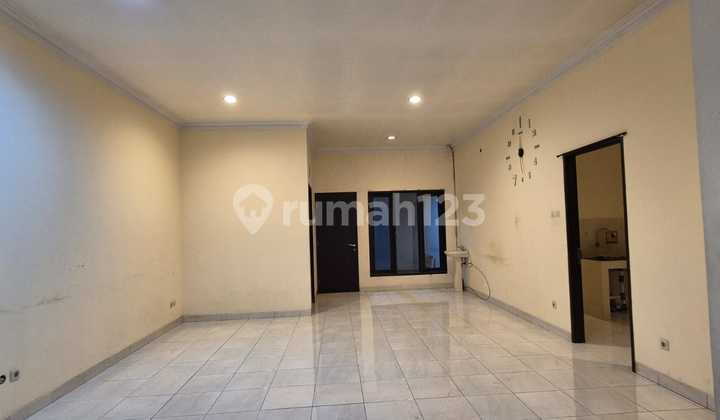 Rumah terawat harga murah di Singgasana Pradana, Bandung Rumah terawat harga murah di Singgasana Pradana, Bandung