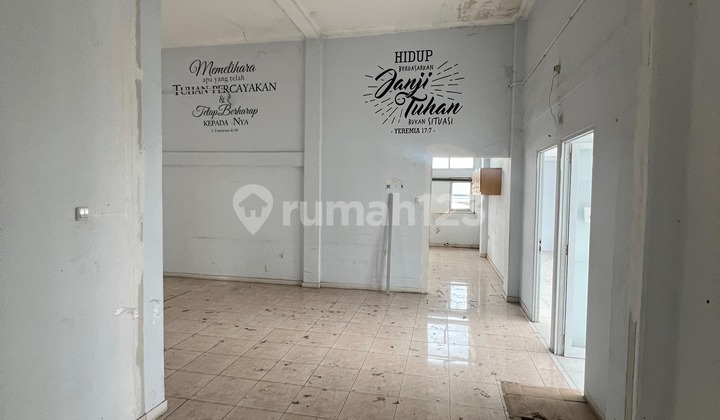 Gedung kantor lokasi dekat pusat kota di mainroad Soekarno Hatta 2