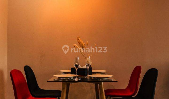 ruang makan apartemen 2 br furnished di
