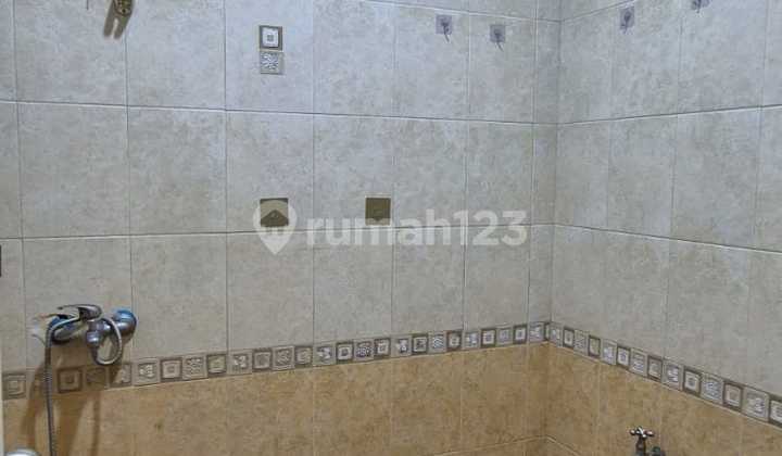 Rumah terawat harga murah di Singgasana Pradana, Bandung  2