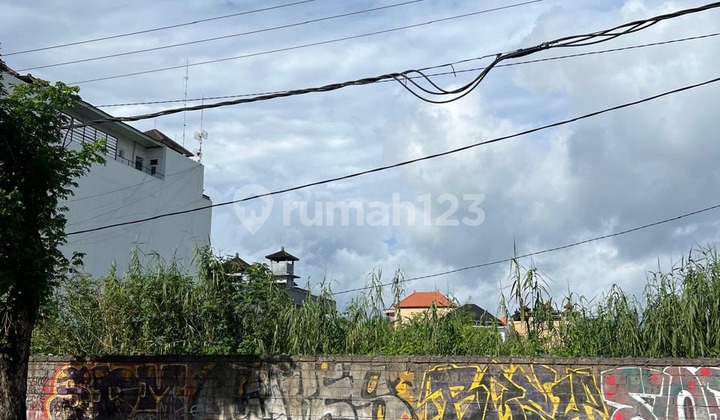 Premium lot located on the main road, a rare find in Dewi Sri Kuta, Bali. Premium lot located on the main road, a rare find in Dewi Sri Kuta, Bali.