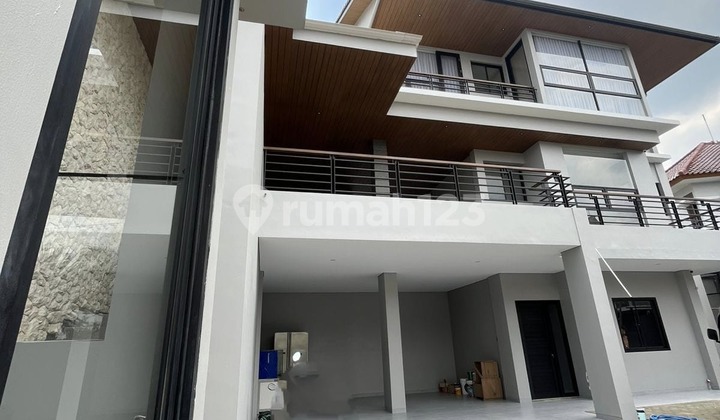Very Modern and Luxurious New House in Setiabudi Regency, Bandung 2