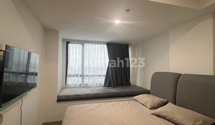 Sewa Apartemen Collins Boulevard Dekat Kampus Binus Furnished