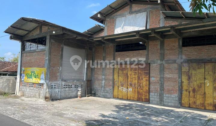 Former Wood Craft Warehouse with Tronton Truck Access in Bantul