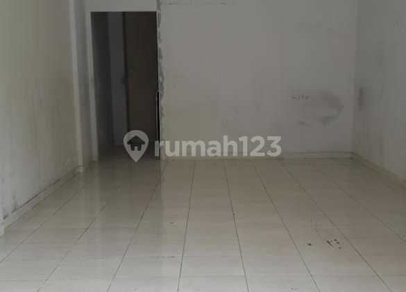 Strategic shop house for rent in the center of Yogyakarta, suitable for an office. 2