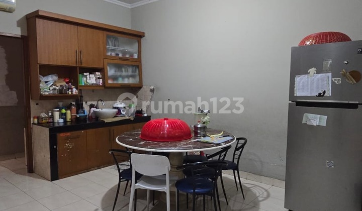 Dijual Rumah di Duri Kepa 3 Lantai - 3 BR + 1 Semi Furnished