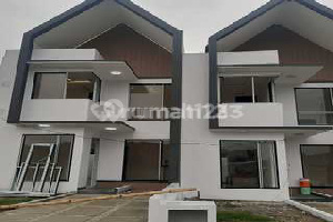 Rumah Baru Modern 2 Lantai Siap Huni di Jagakarsa Rumah Baru Modern 2 Lantai Siap Huni di Jagakarsa