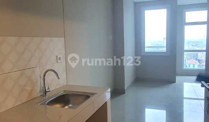 Ready-to-Occupy Apartment, Spacious Balcony, Bess Mansion-Surabaya