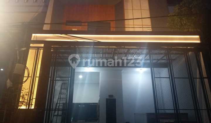 Dijual Rumah 2Lt di Dutamas, Uk 7X20m2, Semifurnish, Harga Rp 4.4M.