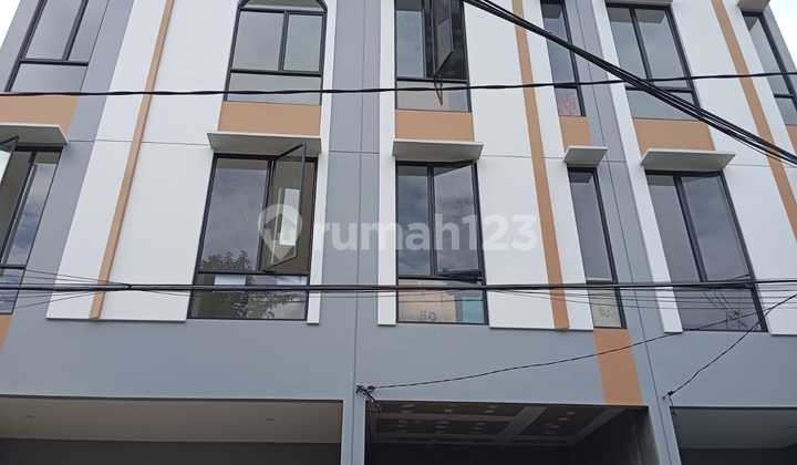 New 3-Story House For Sale in Duri Kepa, Size 4x13m², Price Rp 1.9 Billion.