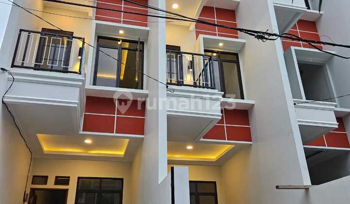 For Rent 3-Story House in Taman Ratu, Size 3X16m², Price Rp 75Million/Year.